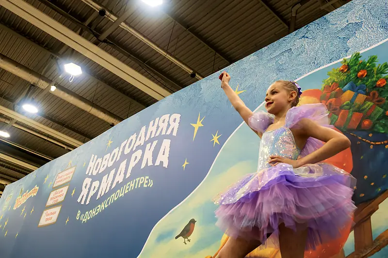 Выступление на сцене ярмарки